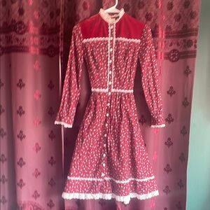 Vintage 70's Maroon Girls Floral Prairie Dress with Lace Details Size 7/8